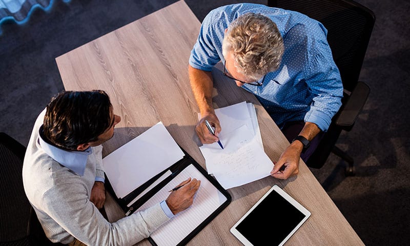 Mannen die papierwerk beoordelen Mannen die papierwerk beoordelen