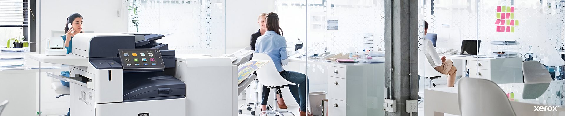 Een ruim kantoor met een Xerox®-printer en een computer op een bureau, wat een professionele werkomgeving laat zien. Een ruim kantoor met een Xerox®-printer en een computer op een bureau, wat een professionele werkomgeving laat zien.
