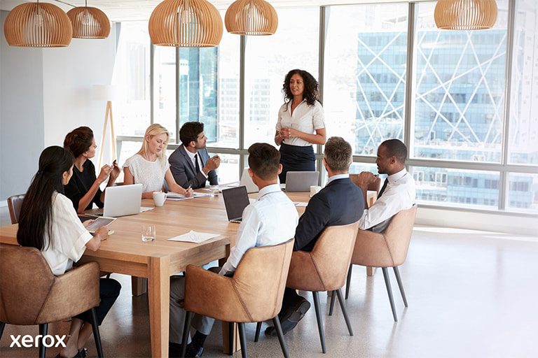 Een vrouw staat voor een groep, presenteert vol vertrouwen haar onderwerp en communiceert met het publiek tijdens de sessie. Een vrouw staat voor een groep, presenteert vol vertrouwen haar onderwerp en communiceert met het publiek tijdens de sessie.