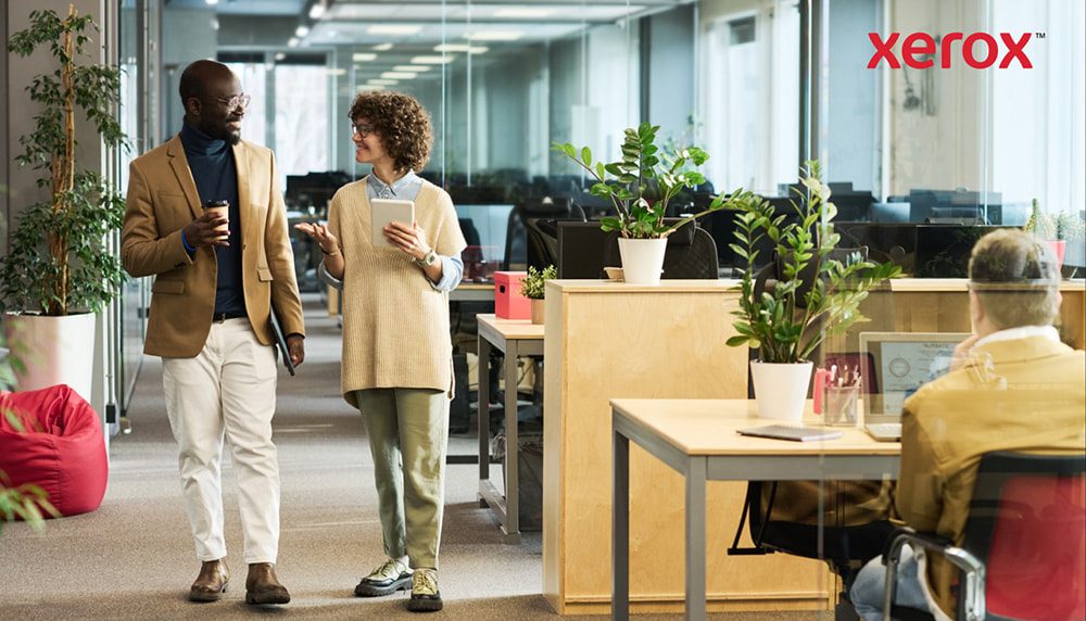 Twee professionals lopen en praten in een modern kantoor Twee professionals lopen en praten in een modern kantoor