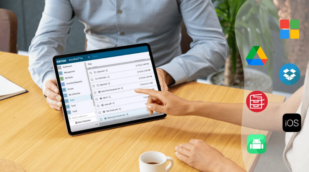 Une main tenant un smartphone interagit avec l'écran tactile d'une imprimante multifonction Xerox, affichant diverses icônes, notamment des logos de stockage mobile et cloud, symbolisant une large compatibilité et une intégration transparente avec Xerox DocuShare Go.