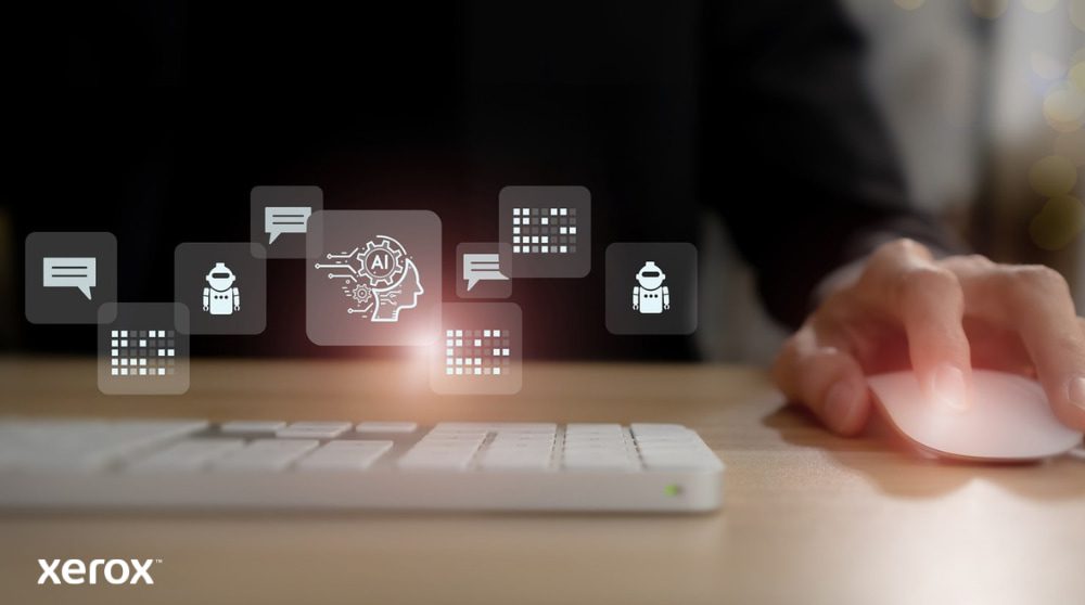 Iemands hand ligt op een computermuis en boven het toetsenbord zweven abstracte, oplichtende iconen die betrekking hebben op communicatie, kunstmatige intelligentie (AI) en gegevensverwerking. Deze iconen staan voor intelligente documentfunctionaliteiten.