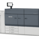 Xerox® Proficio™ PX500 productiedrukpers zijaanzicht en scherm